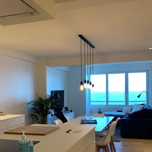 Appartement Oskar Luxe Op Zeedijk Met Zeezicht, Oostende